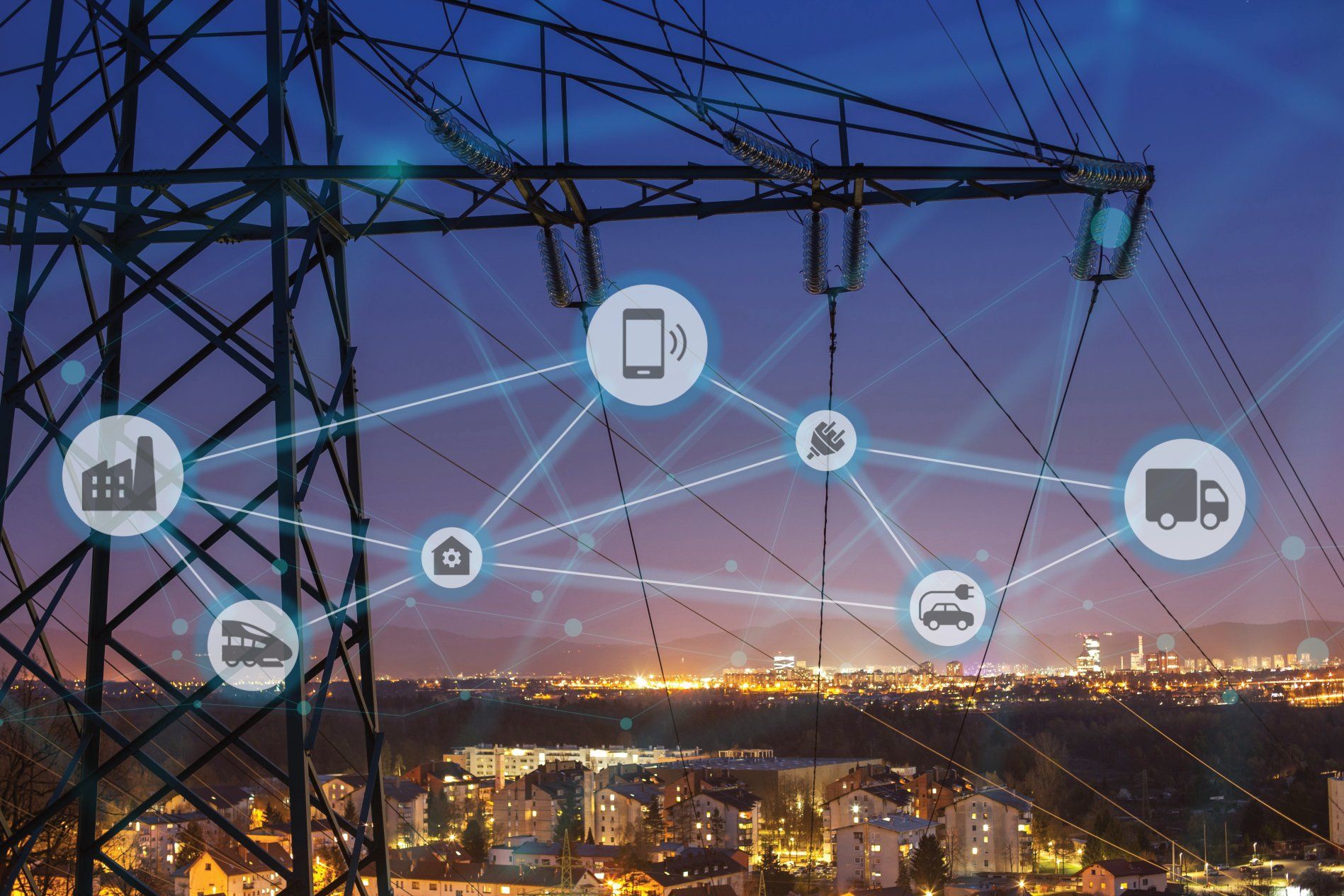 Strommast über einer Stadt bei Dämmerung mit vernetzten Symbolen für Industrie, Smartphone, Haus, Auto, Lkw und Handshake